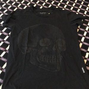 Black tee with a skull print